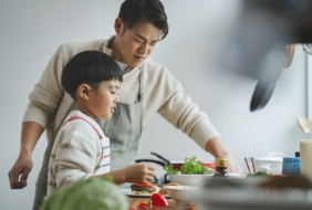 父親と息子が料理をしている写真