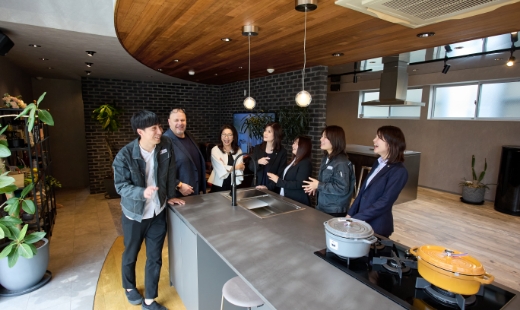 オーダーキッチンで過ごす家族の写真