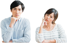 男女が悩んでいる様子