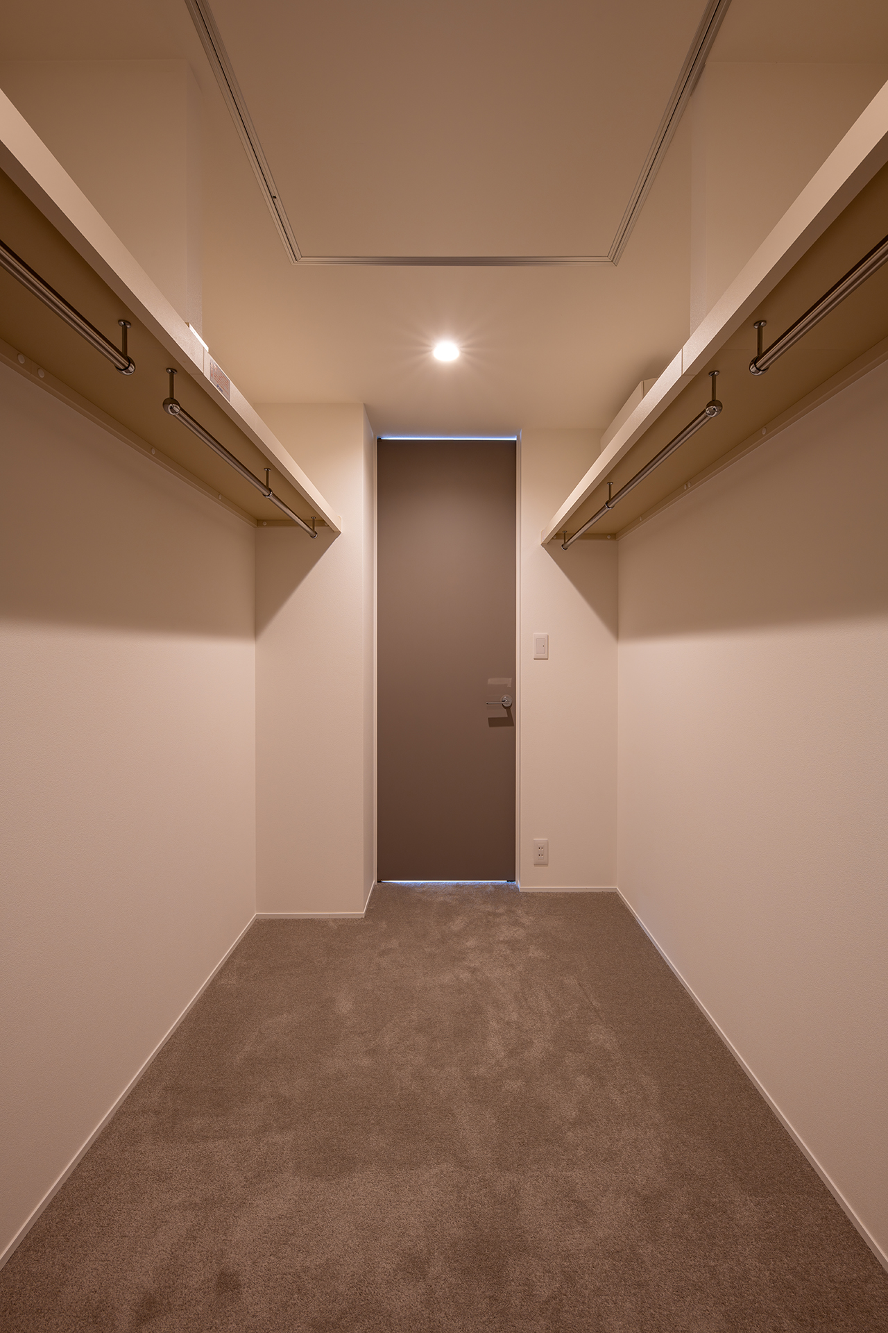 POINT 3. 22.5畳のLDKをもっと広く美しく。大容量ウォークインクローゼット