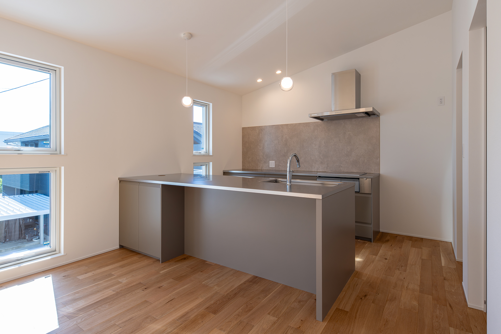 POINT 1. 笑顔が集まる、光あふれるキッチン