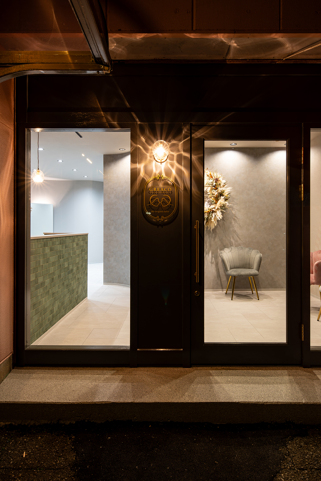 艶やかになびく曲線美、極上のリラックスを包むサロン